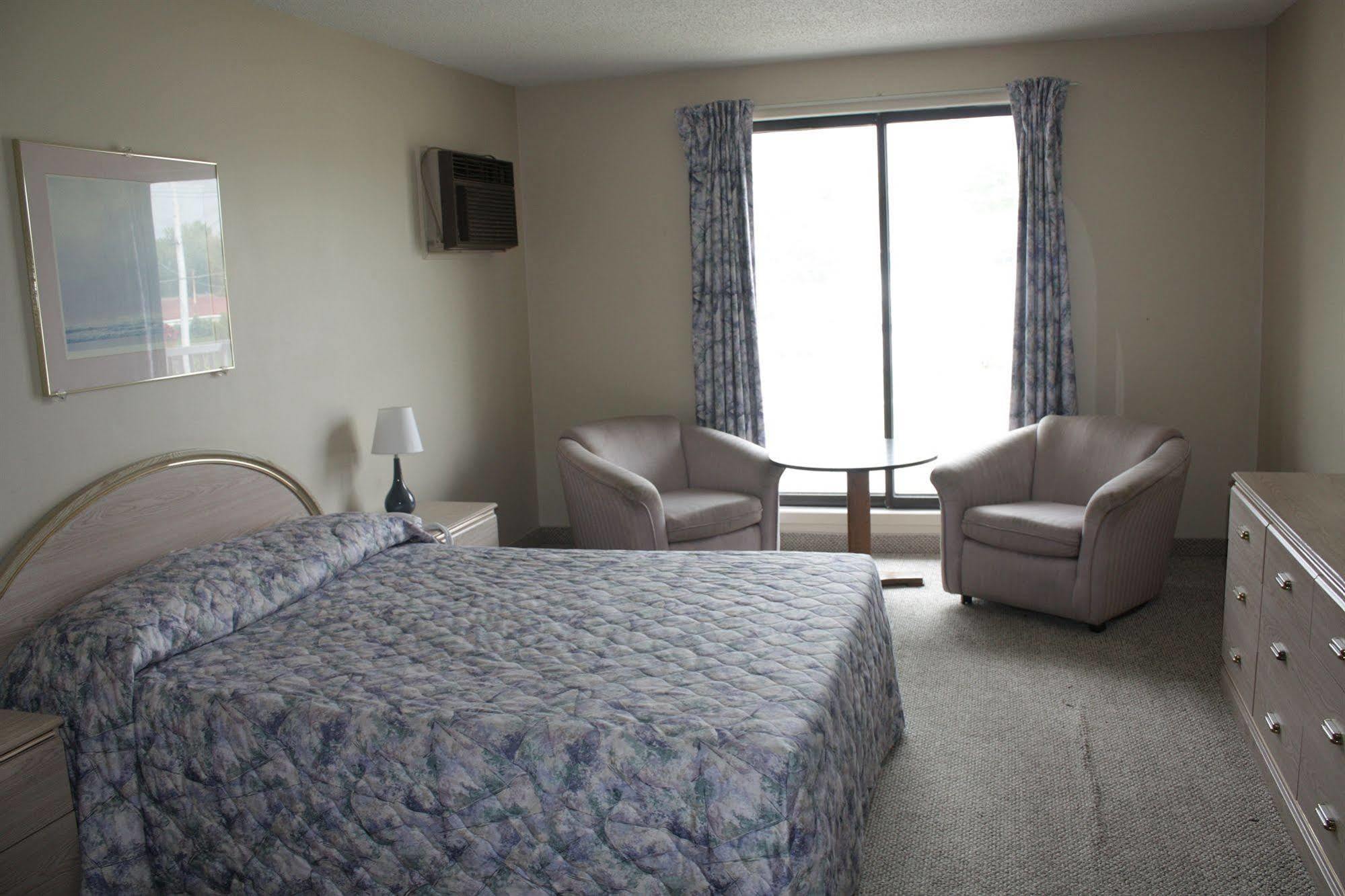 Tropicana Motel 2*